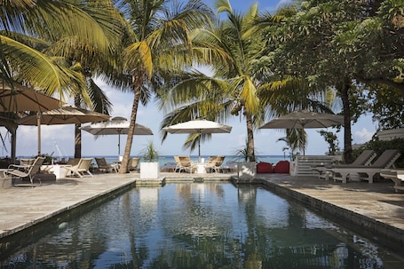 室外游泳池,池畔遮阳伞,日光浴躺椅