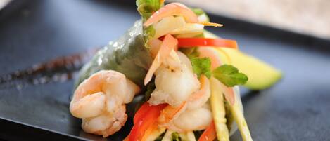 Un plato de camarones y verduras.