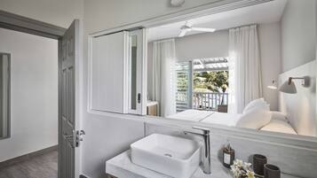 Superior Sea View | Bathroom | Shower, free toiletries, hair dryer, towels