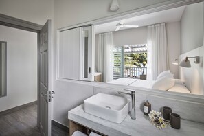 Superior Sea View | 浴室 | 淋浴設備、免費盥洗用品、吹風機、毛巾
