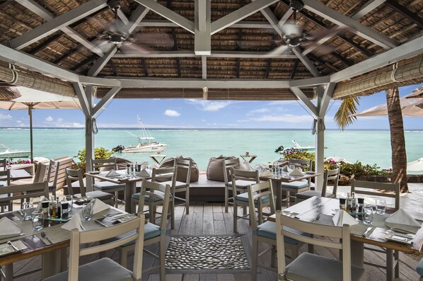 Petit déjeuner, déjeuner et dîner servis sur place, vue sur la plage