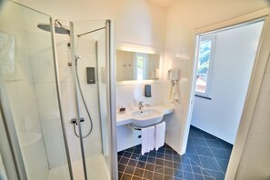 Superior Room, Terrace (Deluxe) | Bathroom | Shower, rainfall showerhead, free toiletries, hair dryer - Cinqueterre Residence (Riomaggiore)