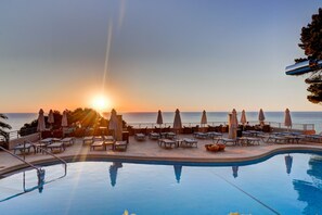 Outdoor pool, pool umbrellas, sun loungers