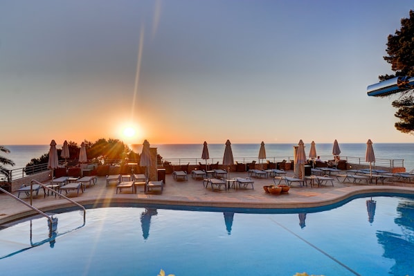 Outdoor pool, pool umbrellas, sun loungers