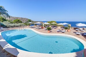 Piscina a l'aire lliure, para-sols i gandules 