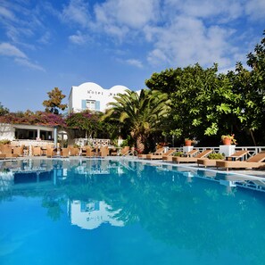Outdoor pool, pool umbrellas, sun loungers - Matina Hotel (Santorini)