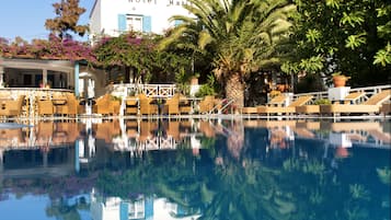 Piscine extérieure, parasols de plage, chaises longues