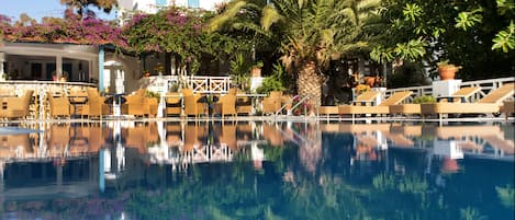 Piscine extérieure, parasols de plage, chaises longues