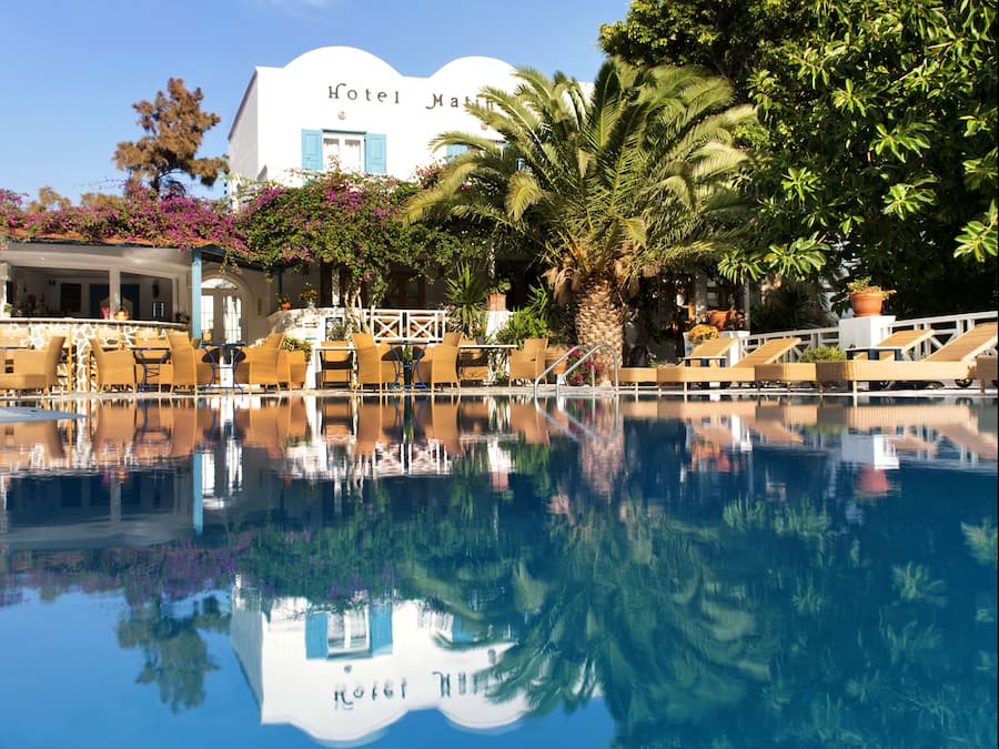 Piscina externa, guarda-sóis, espreguiçadeiras