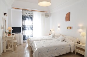 Minibar, in-room safe, iron/ironing board, free WiFi - Matina Hotel (Santorini)