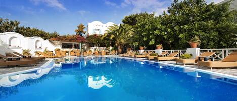 Hồ bơi ngoài trời, dù/ô trên bãi biển/hồ bơi, ghế dài tắm nắng