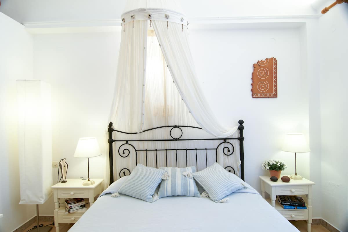 Minibar, in-room safe, iron/ironing board, free WiFi