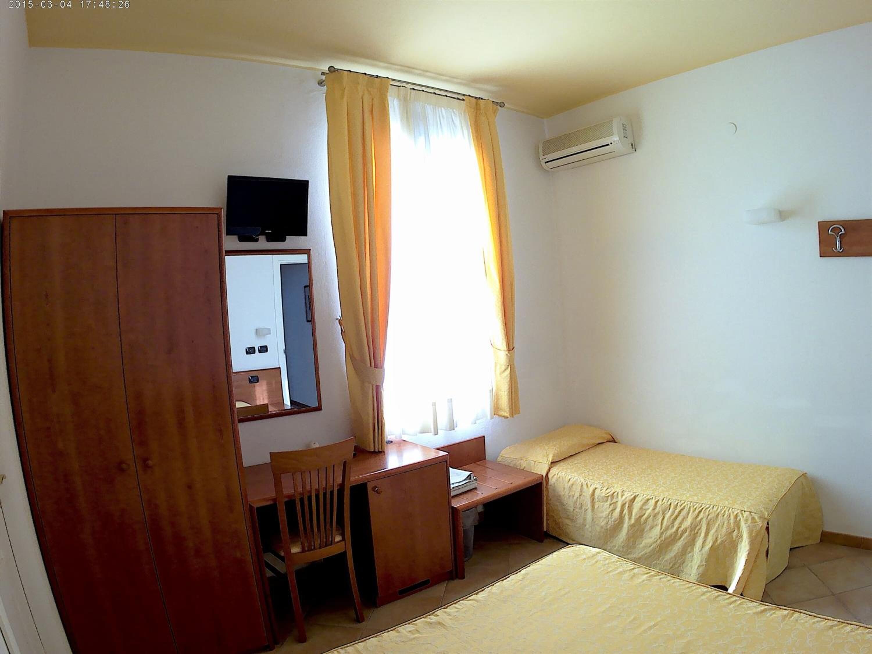 Frigobar, escrivaninha, Wi-Fi de cortesia, roupa de cama