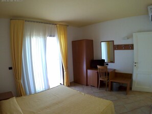 Minibar, desk, free WiFi, bed sheets