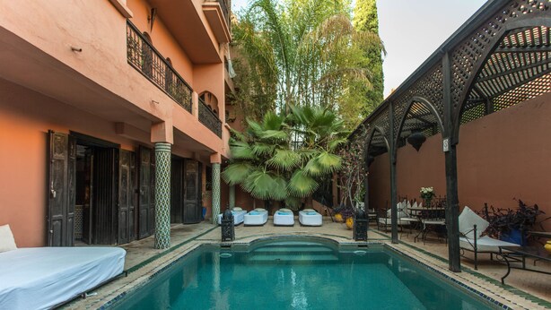 Outdoor pool, pool umbrellas, sun loungers - Villa Amira et Spa (Marrakech)