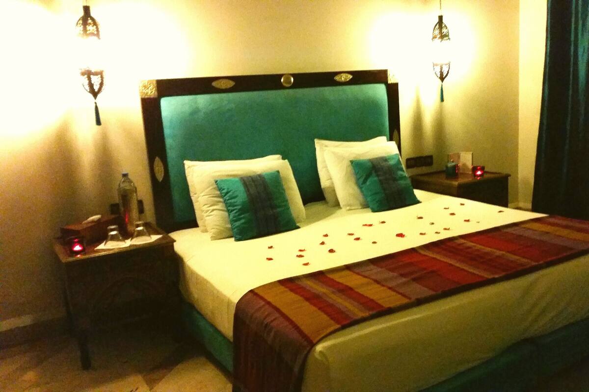 Premium bedding, in-room safe, cribs (free), rollaway beds (surcharge)