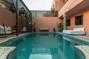 Outdoor pool, pool umbrellas, pool loungers - Villa Amira et Spa (Marrakech)