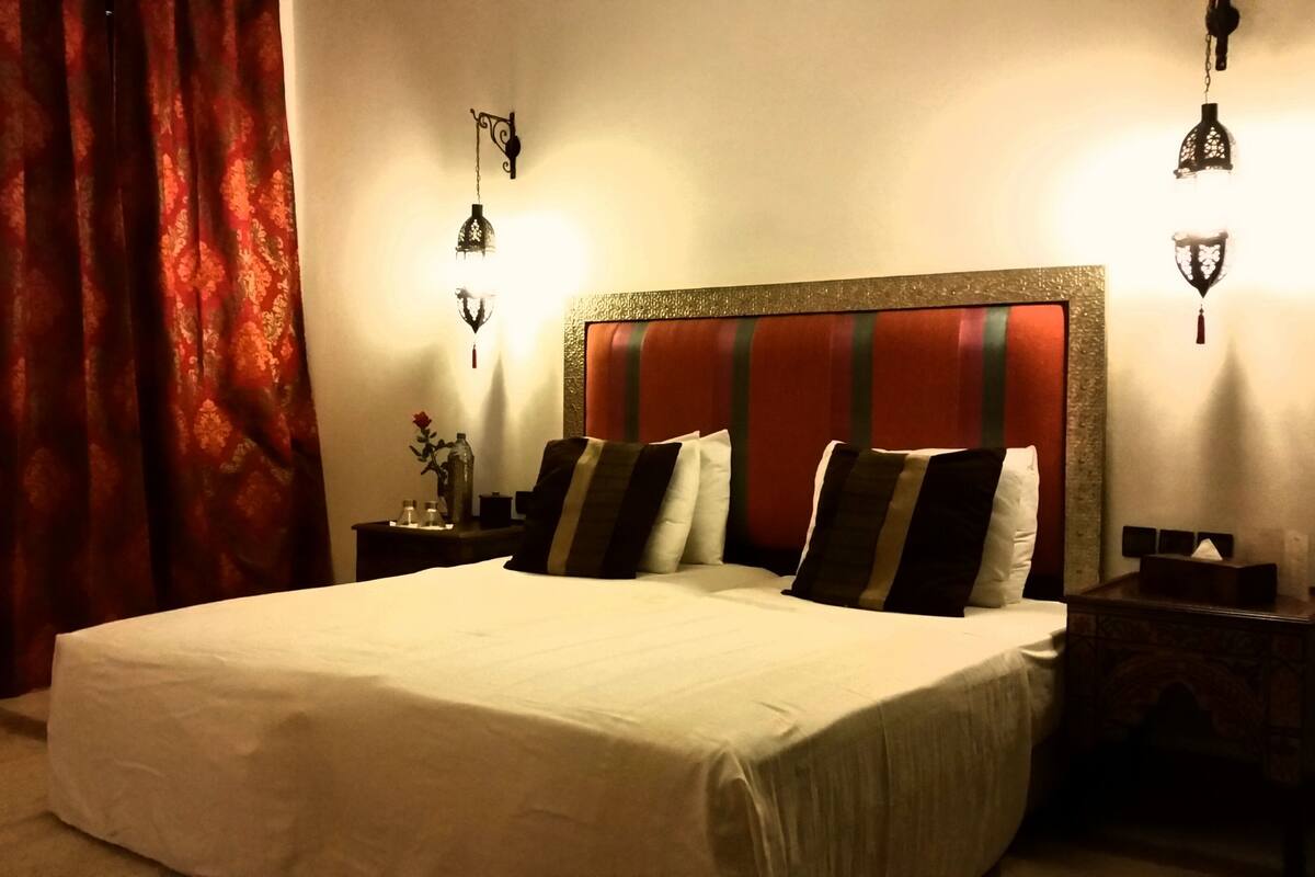Premium bedding, in-room safe, cribs (free), rollaway beds (surcharge)