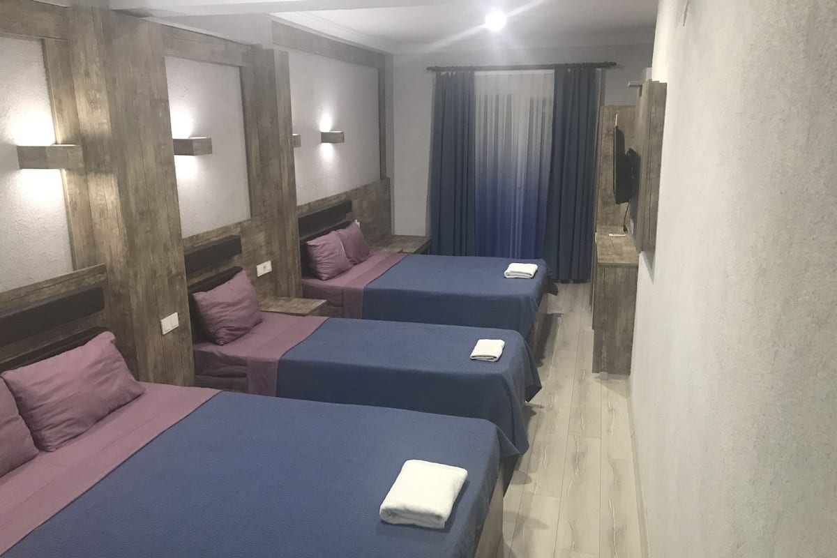Familiekamer | Een kluis op de kamer, een bureau, geluiddichte muren, gratis babybedden