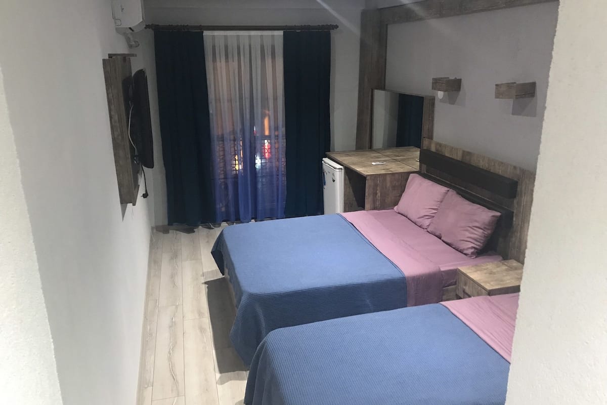 Driepersoonskamer | Een kluis op de kamer, een bureau, geluiddichte muren, gratis babybedden