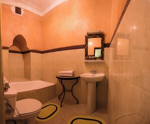 Badezimmer | Kostenlose Toilettenartikel, Haartrockner, Handtücher