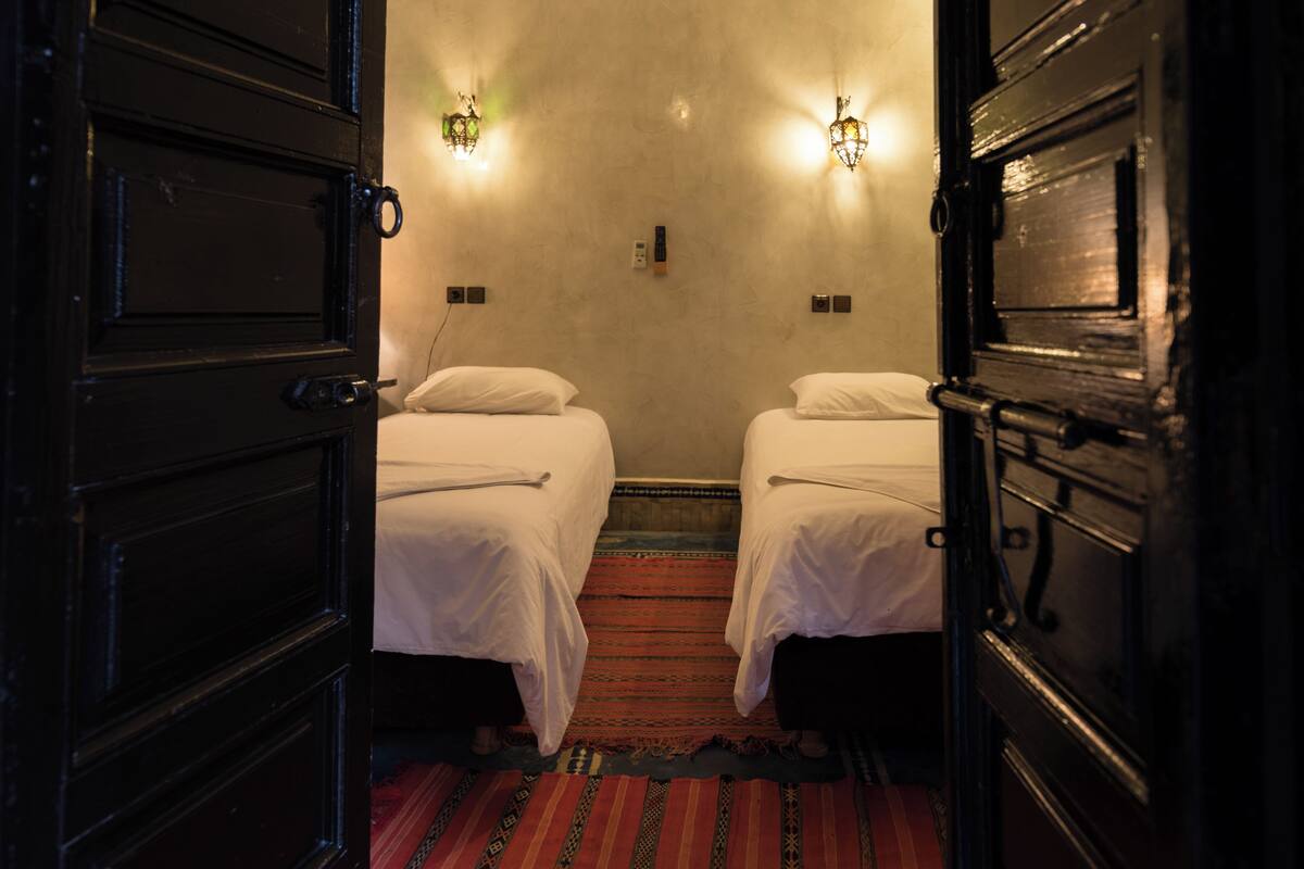 Cofres nos quartos, cortinas blackout, Wi-Fi de cortesia, roupa de cama