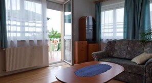 Apartment for 4 people | Living area | Flat-screen TV - Flora Villa (Hévíz)