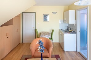 Classic Studio | Pillowtop beds, in-room safe, soundproofing, iron/ironing board - Flora Villa (Hévíz)