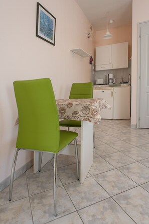 Classic Studio | Pillowtop beds, in-room safe, soundproofing, iron/ironing board - Flora Villa (Hévíz)