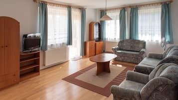Apartment (for 4 people) | 1 bedroom, pillow-top beds, in-room safe, soundproofing