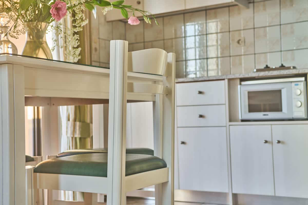 fridge, microwave, coffee/tea maker, electric kettle