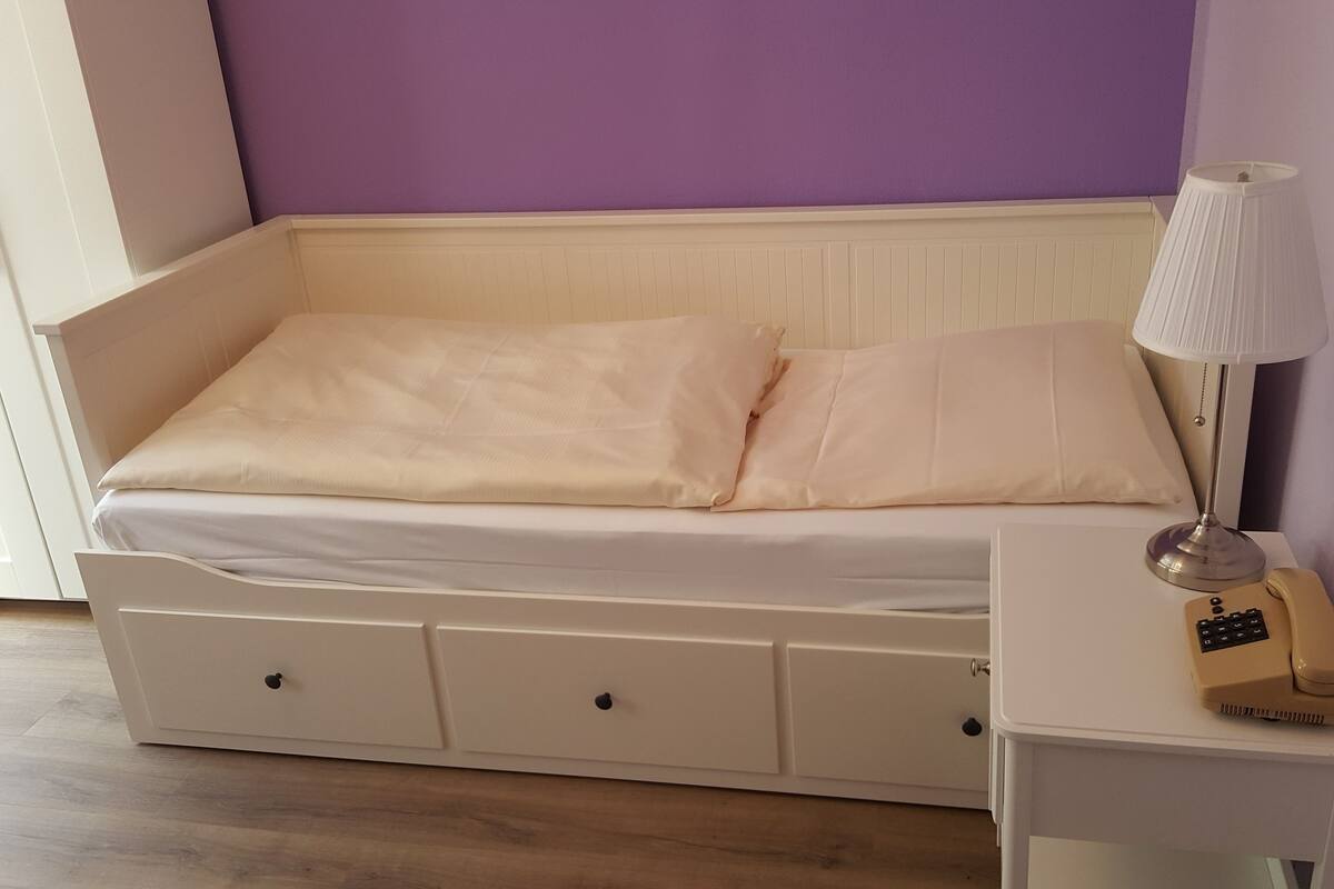 Zimmersafe, BĂŒgeleisen/BĂŒgelbrett, Babybetten, BettwĂ€sche