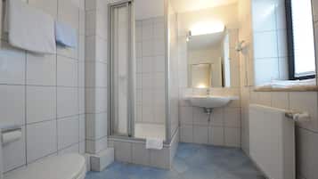 Dusche, kostenlose Toilettenartikel, Handtücher