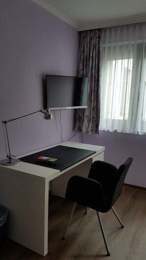 Enkeltrom | Safe på rommet, strykejern/-brett, barnesenger og sengetøy