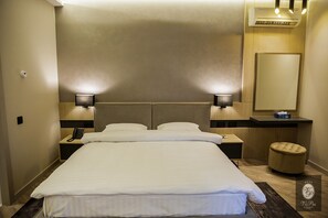 Standard Double Room | Minibar, in-room safe, desk, iron/ironing board - VisPas Hotel (Chisinau)