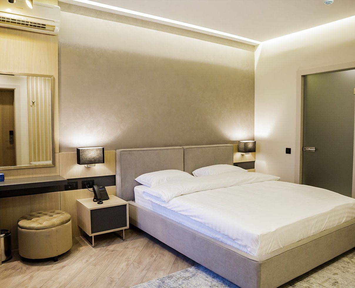 standard single room | minibar, in-room safe, desk, iron/ironing board