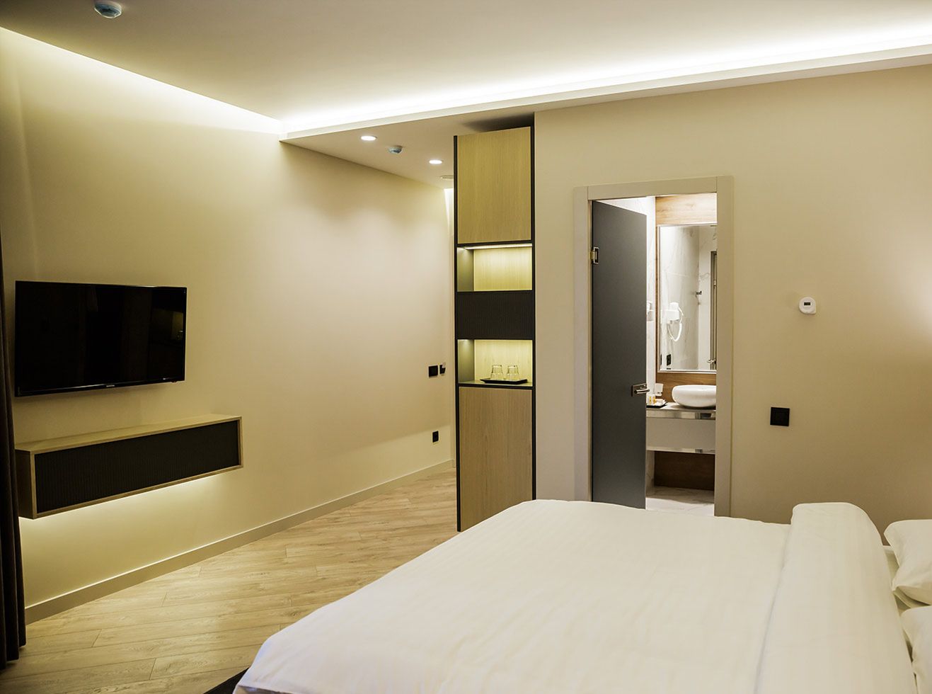 standard double room | minibar, in-room safe, desk, iron/ironing board