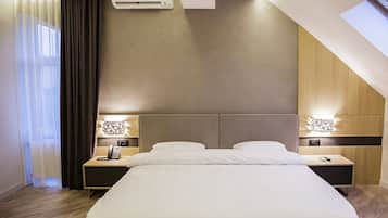 Deluxe Suite, 1 King Bed with Sofa bed | Minibar, in-room safe, desk, iron/ironing board