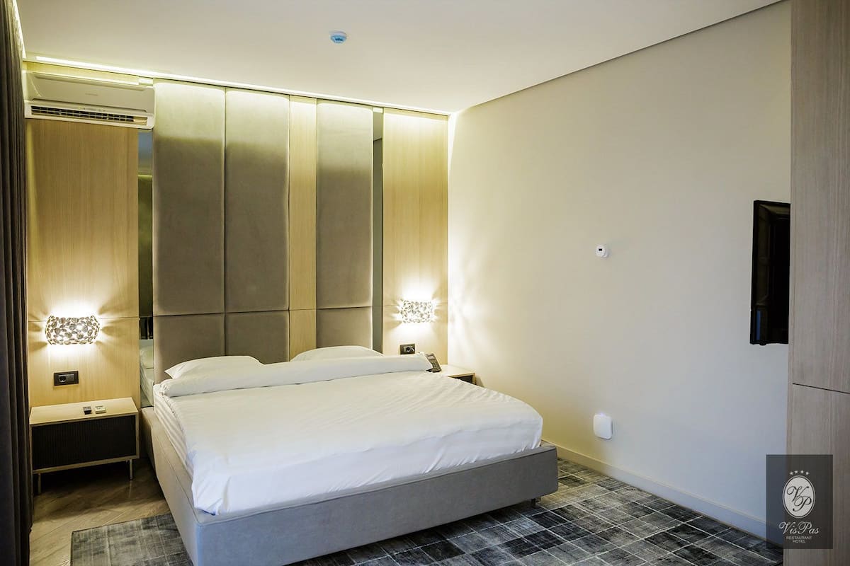 Junior Suite | Minibar, in-room safe, desk, iron/ironing board