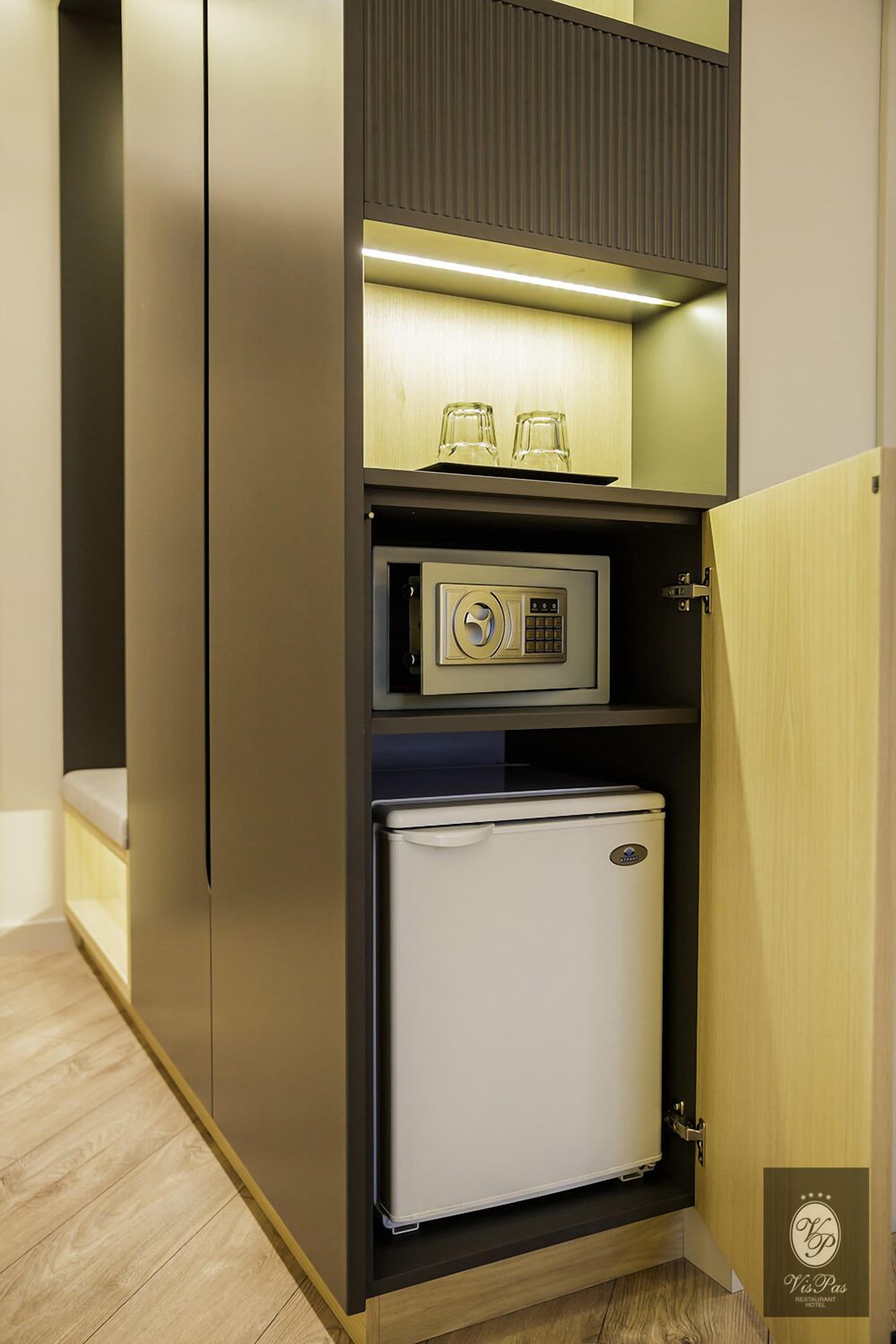 standard double room | minibar, in-room safe, desk, iron/ironing board