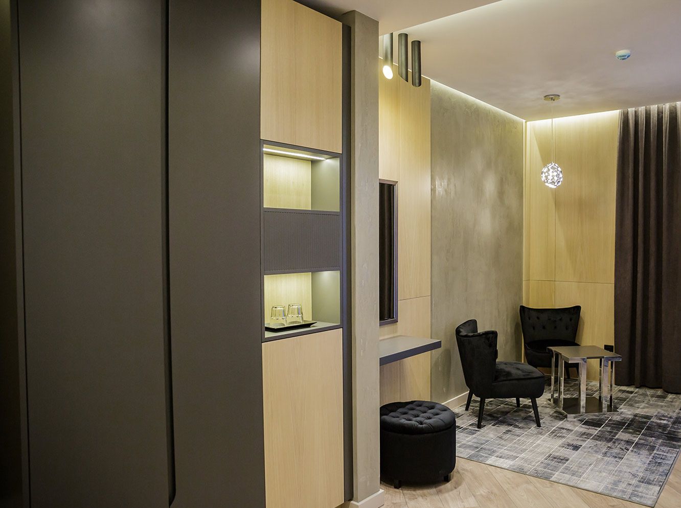 ห้องจูเนียร์สวีท | มินิบาร์, ตู้นิรภัยในห้องพัก, โต๊ะทำงาน, เตารีด/โต๊ะรีดผ้า