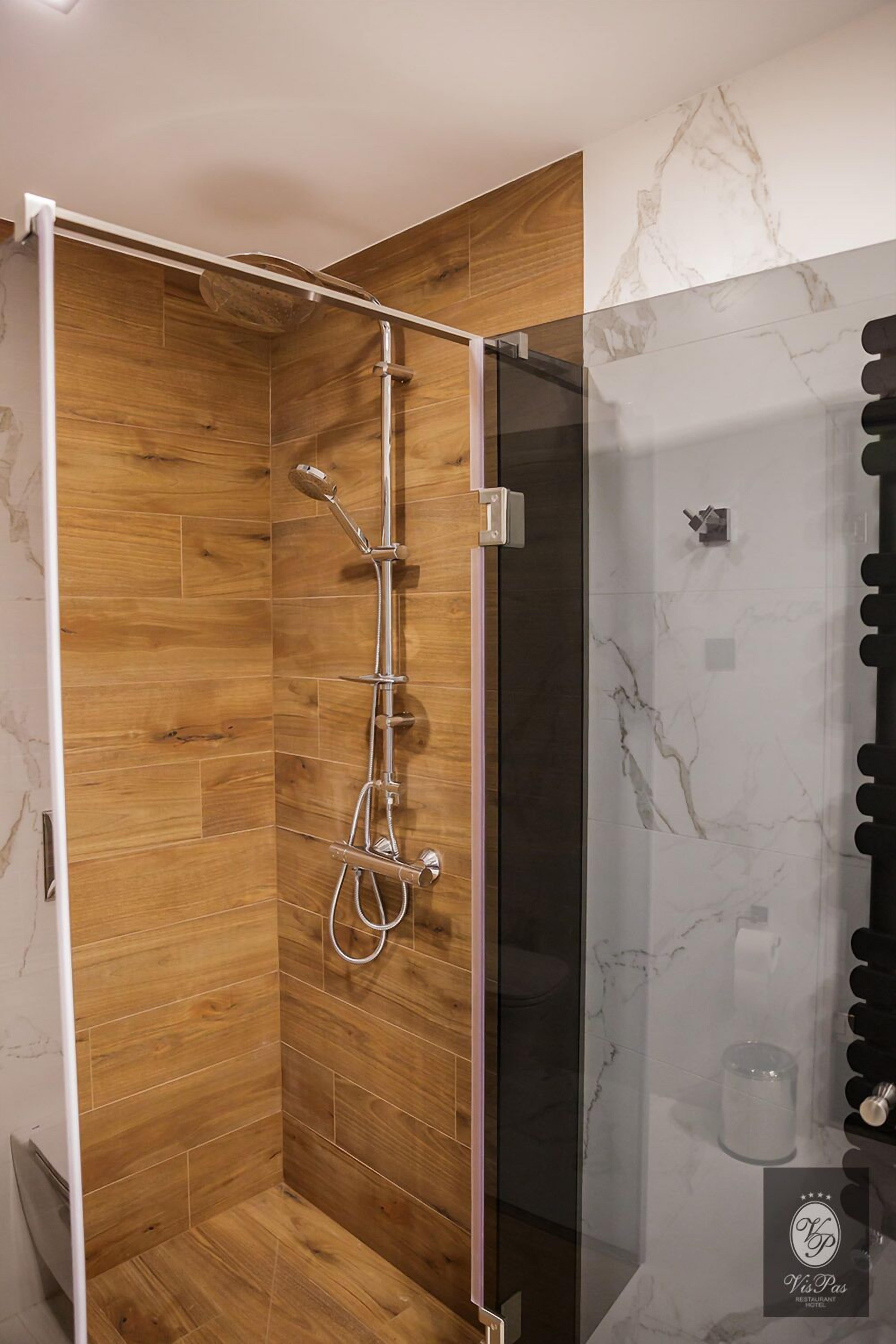 deluxe suite, 1 king bed with sofa bed | bathroom shower