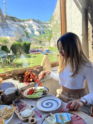 朝食 (ビュッフェ)、毎日提供 (無料)