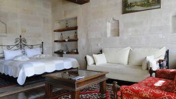 Superior Suite | Mini-bar avec articles gratuits, coffres-forts dans les chambres