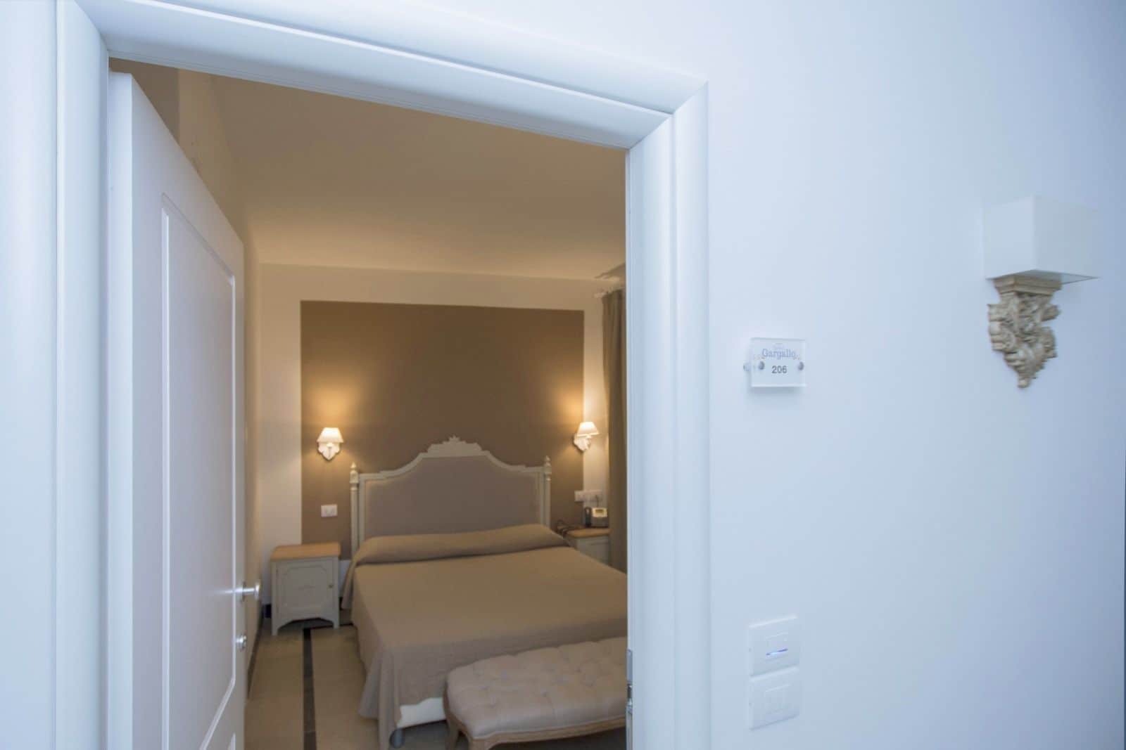 classic double or twin room | 1 bedroom, minibar, in-room safe, desk