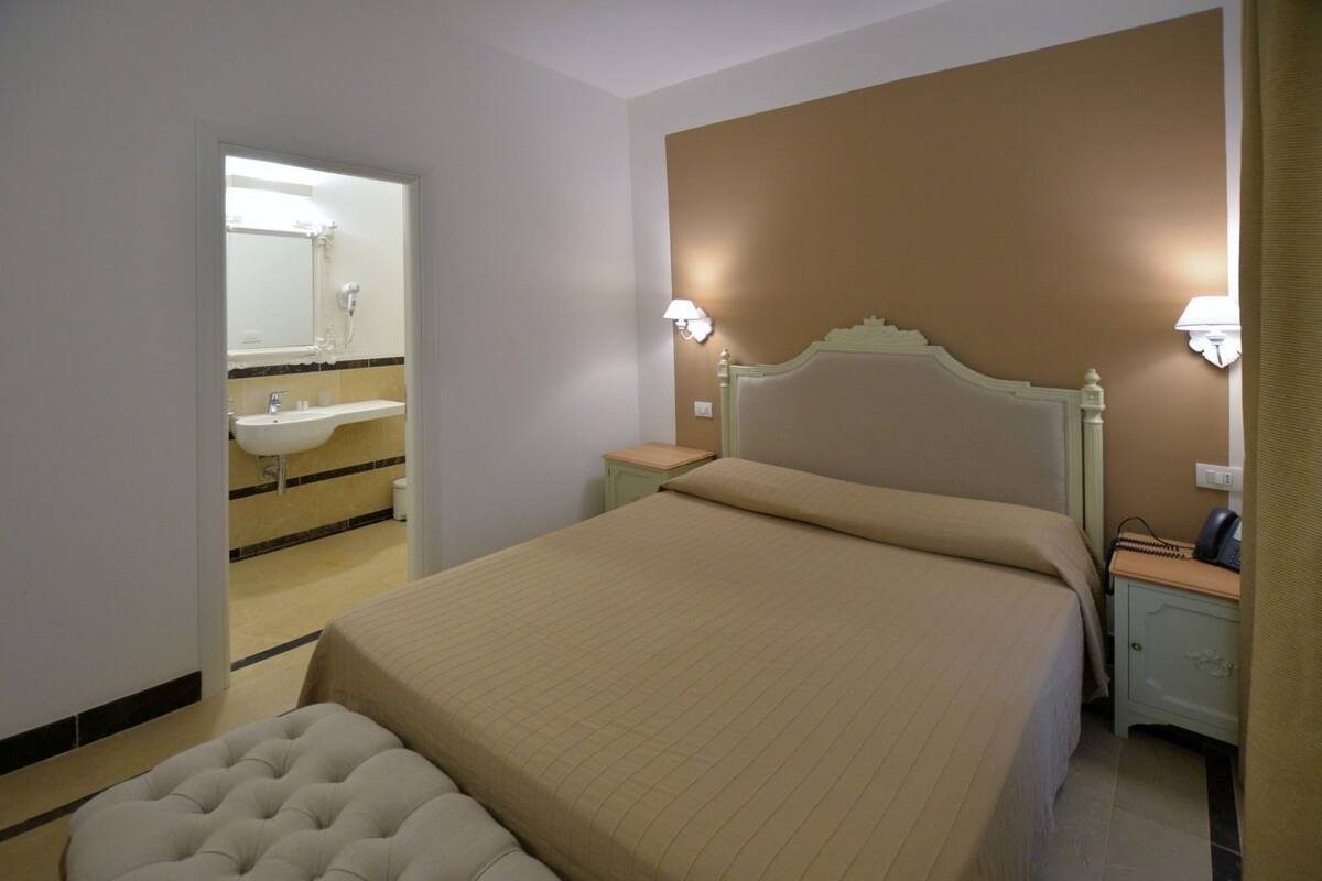 Classic Double or Twin Room | Minibar, in-room safe, desk, WiFi (free)