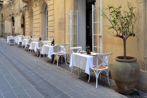 Se sirven desayunos, almuerzos y cenas; cocina italiana