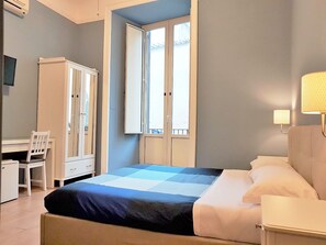 Egyptian cotton sheets, premium bedding, pillow-top beds, minibar - Hotel Meublè Santa Chiara Suite (Naples)