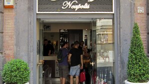 The entrance to a cafe with a sign above the door. - Hotel Meublè Santa Chiara Suite (Naples)