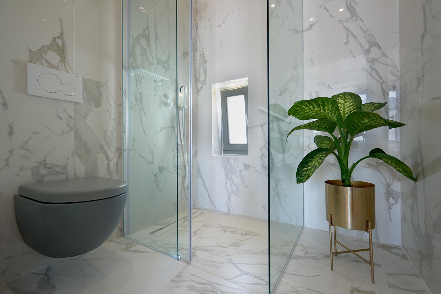 shower, rainfall showerhead, free toiletries, hair dryer